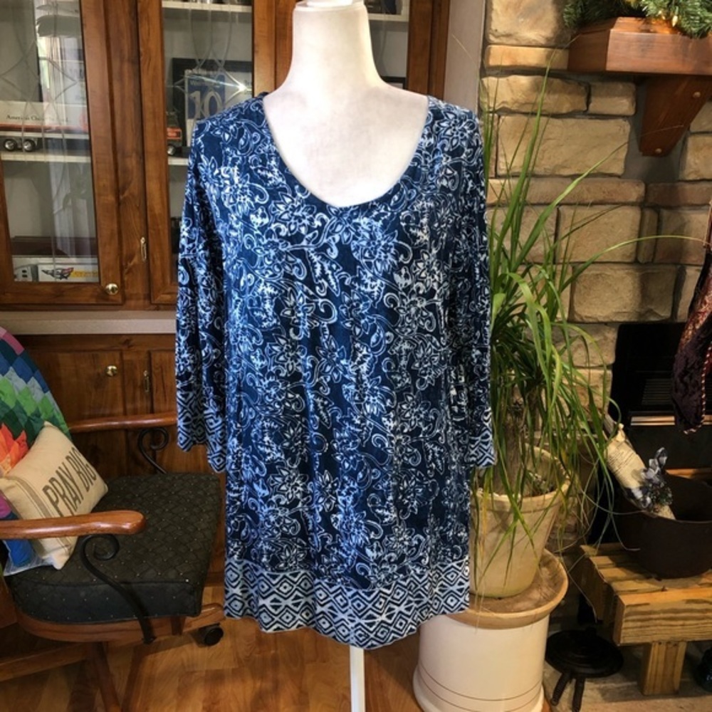 NOMADIC TRADERS SIZE LARGE BLUE AND WHITE 3/4 SLEEVE 100% RAYON BLOUSE EUC